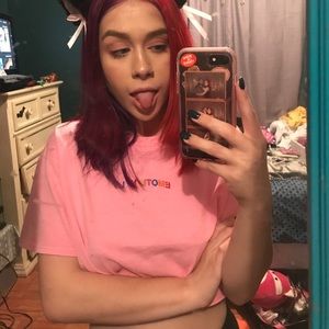 Baby pink emotional cropped tee